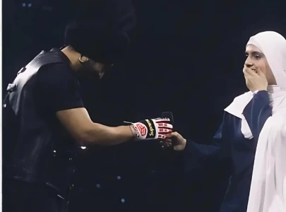 watch diljit dosanjh presents gift to pakistani fan at manchester show