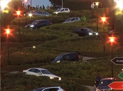 bahria town karachi unveils most crooked street with vintage car races