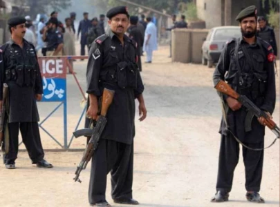 7 injured in di khan police checkpost attack
