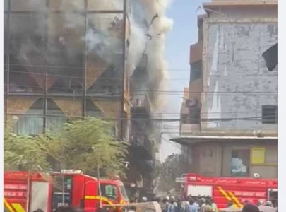 watch fire engulfs restaurant in karachi s sindhi muslim society