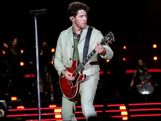 watch nick jonas startled by laser light exits stage at prague concert watch nick jonas startled by laser light exits stage at prague concert