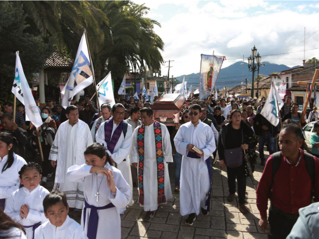 People carry the coffin with the body of priest Marcelo Perez, through the streets in San Cristobal de las Casas, where he was killed on Sunday after officiating a mass, in San Cristobal de las Casas in the southern state of Chiapas, Mexico, October 20, 2024. REUTERS/Gabriela Sanabria