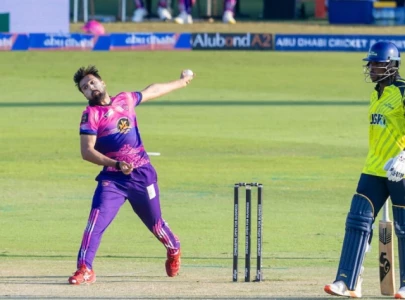 mohammad amir shines with brilliant bowling spell in t10