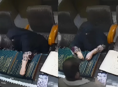 watch woman steals gold necklace from jewellery shop in rawalpindi watch woman steals gold necklace from jewellery shop in rawalpindi