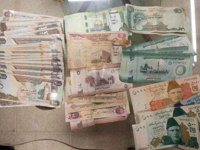 bid to smuggle foreign currency foiled at karachi airport