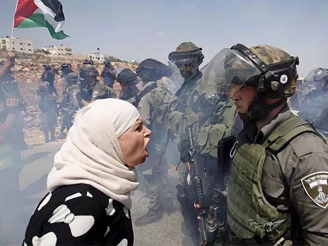 a palestinian woman argues with an israeli border policeman in the west bank photo reuters a palestinian woman argues with an israeli border policeman in the west bank photo reuters