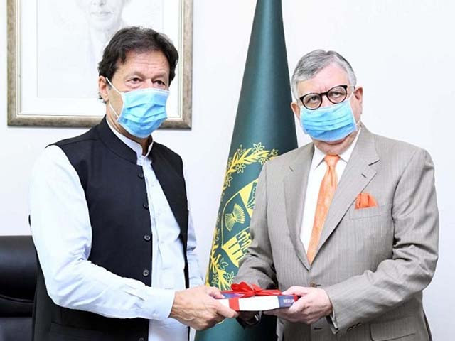 shaukat tarin presenting the economic survey 2020 21 to pm imran khan on june 10 2021 photo pid