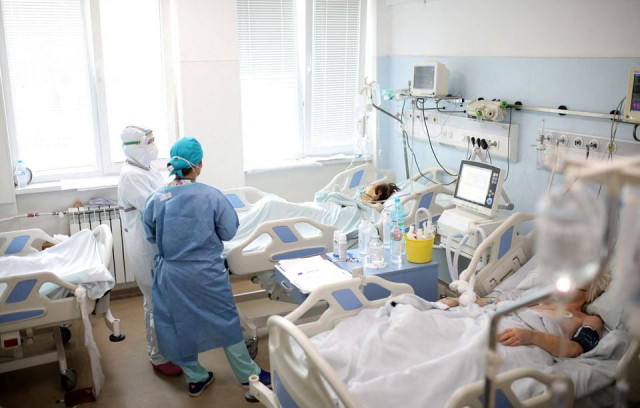 medics tend to coronavirus disease covid 19 patients at the intensive care unit icu of alexandrovska hospital in sofia bulgaria january 29 2022 photo reuters file medics tend to coronavirus disease covid 19 patients at the intensive care unit icu of alexandrovska hospital in sofia bulgaria january 29 2022 photo reuters file