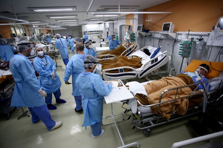 medical workers take care of patients in the emergency room of the nossa senhora da conceicao hospital that is overcrowding because of the coronavirus outbreak in porto alegre brazil march 11 2021 reuters