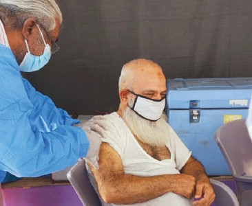 covid inoculation drive begins in prisons in sindh