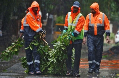 cyclone nivar slams into southern india causing five deaths cyclone nivar slams into southern india causing five deaths