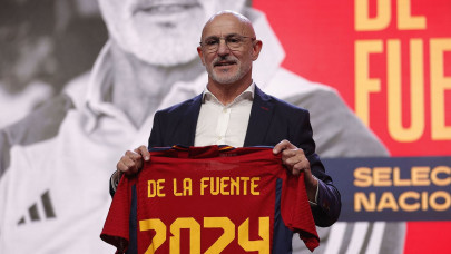new spain coach de la fuente defends appointment
