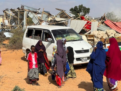 five killed as gunfire explosions rock somali capital