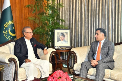 dg isi gen faiz pays farewell call on president alvi