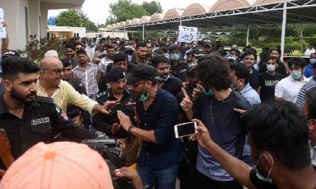 residents of the defence housing authority dha gather outside the cantonment board clifton cbc office to protest against the failure to fix drainage problems following heavy monsoon rains in karachi on august 31 photo afp residents of the defence housing authority dha gather outside the cantonment board clifton cbc office to protest against the failure to fix drainage problems following heavy monsoon rains in karachi on august 31 photo afp