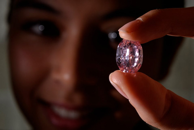 rare pink diamond sells for 27 million rare pink diamond sells for 27 million