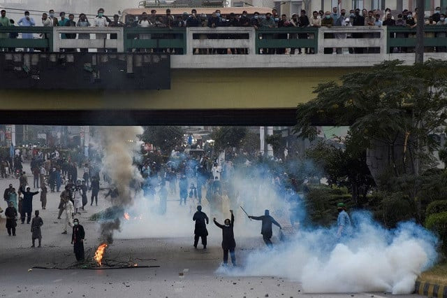 imran directs workers to end protests imran directs workers to end protests
