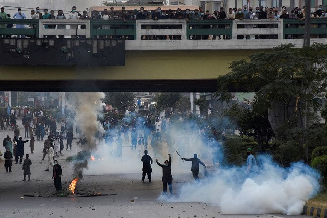 pti supporters block roads in new protest