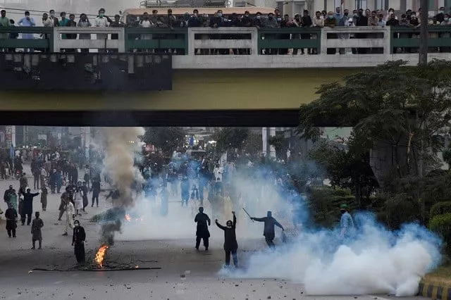 pti supporters block roads in new protest pti supporters block roads in new protest