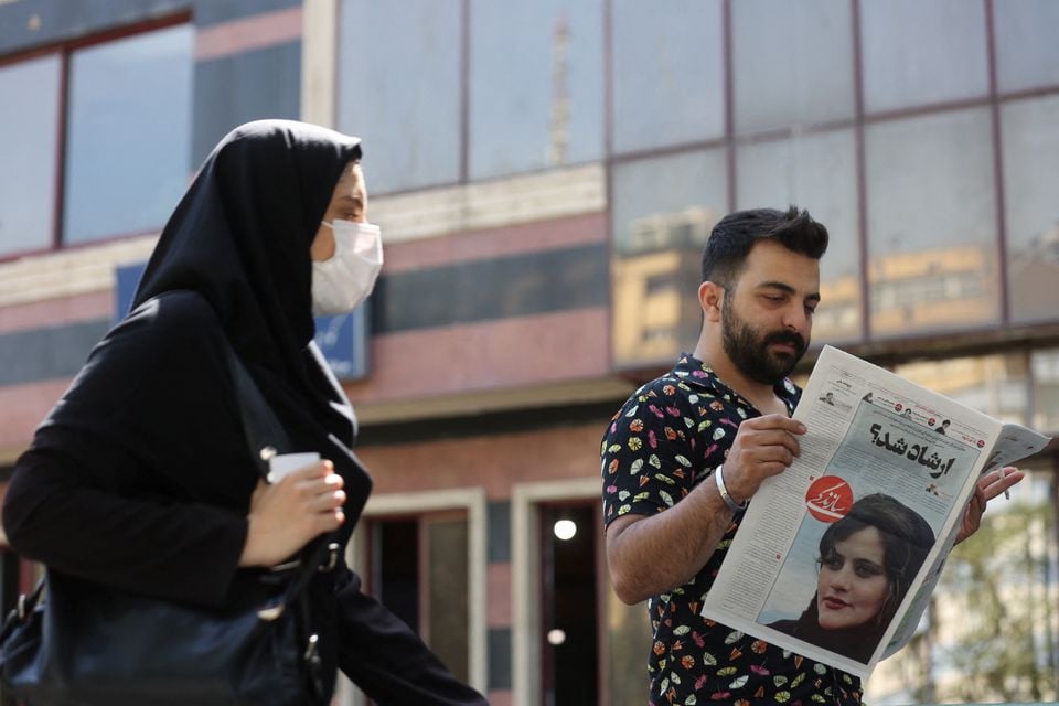 a man views a newspaper with a cover picture of mahsa amini a woman who died after being arrested by the islamic republic s morality police in tehran iran september 18 2022 photo reuters