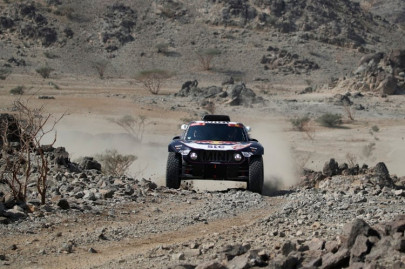 defending champion sainz leads dakar after first stage