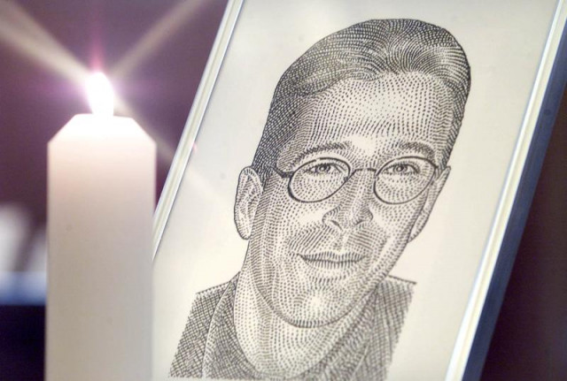 a portrait of the wall street journal s reporter daniel pearl stands with a candle in london march 5 2002 photo reuters file a portrait of the wall street journal s reporter daniel pearl stands with a candle in london march 5 2002 photo reuters file