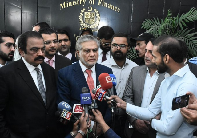 pml n senior leader ishaq dar speaks to media outside an accountability court in islamabad on sept 28 2022 photo app pml n senior leader ishaq dar speaks to media outside an accountability court in islamabad on sept 28 2022 photo app