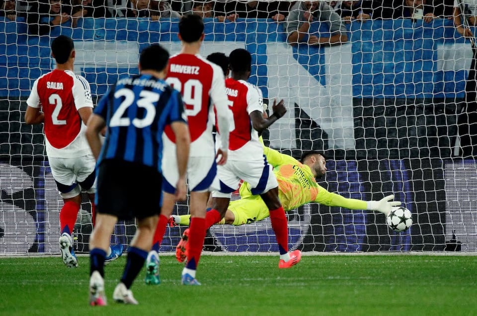 arsenal s david raya saves the rebound from atalanta s mateo retegui after saving a penalty in a champions league match against atalanta at gewiss stadium bergamo italy on september 19 2024 photo reuters