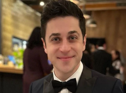 david henrie reveals how i met your mother fans tried to bribe him for spoilers