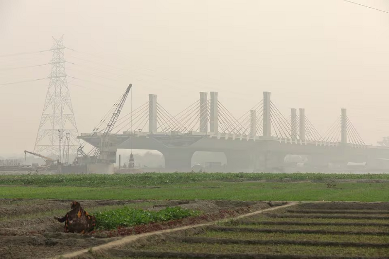a woman works on the fields on the yamuna floodplains on a smoggy day in new delhi india november 9 2023 photo reuters