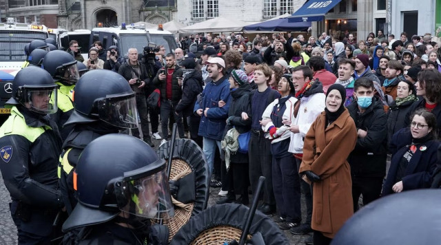pro palestinian protesters face dutch police during a banned demonstration in amsterdam netherlands on november 10 2024 photo reuters pro palestinian protesters face dutch police during a banned demonstration in amsterdam netherlands on november 10 2024 photo reuters