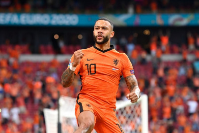 barcelona sign depay on free transfer from lyon barcelona sign depay on free transfer from lyon