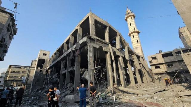 palestinians gather around the remains of a mosque destroyed in israeli strikes in the northern gaza strip october 22 2023 photo reuters palestinians gather around the remains of a mosque destroyed in israeli strikes in the northern gaza strip october 22 2023 photo reuters