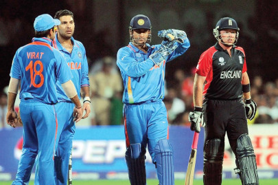 dhoni left fuming by udrs