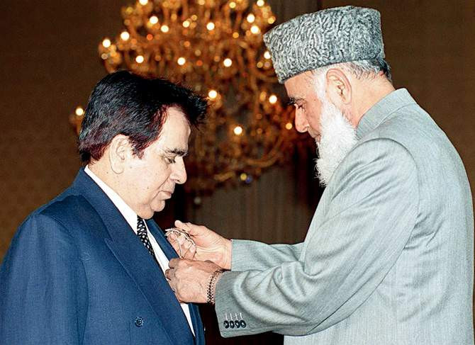 dilip kumar left receiving the nishan e imtiaz from former president of pakistan rafiq tarrar right