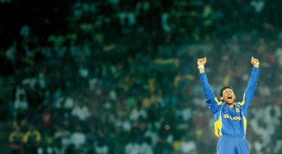 dilshan scoops sri lanka into quarters