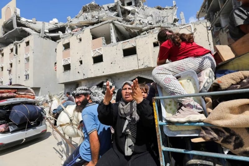 displaced palestinians make their way as they flee hamad city following an israeli evacuation order in khan younis in the southern gaza strip august 11 2024 photo reuters