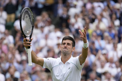 djokovic federer march into wimbledon quarter finals