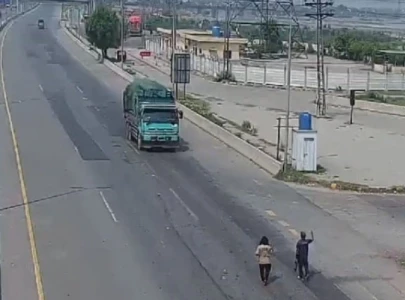 watch dump truck driver runs over security guard in lahore