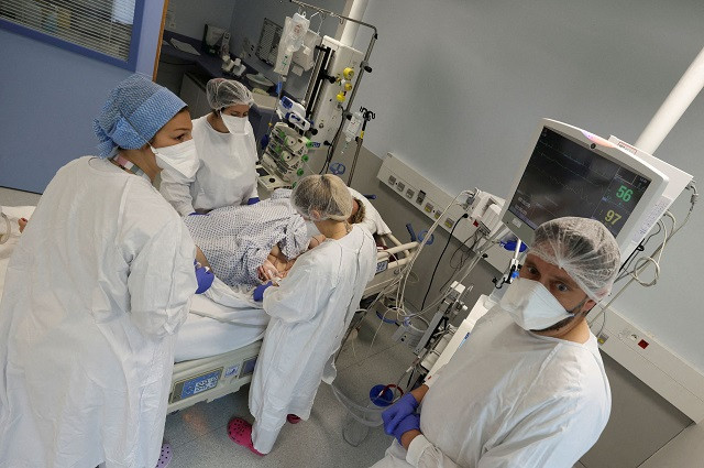 medical personnel work at the intensive care unit icu for covid 19 patients at the emile muller ghrmsa hospital in mulhouse france december 16 2021 photo reuters