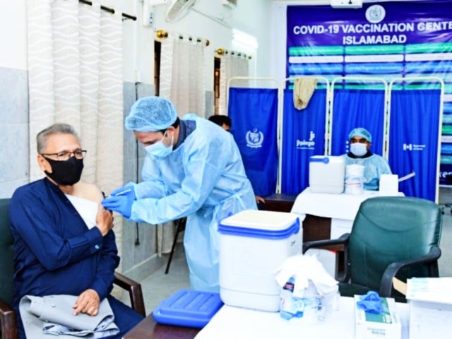 President Alvi, first lady get coronavirus shot | The Express Tribune