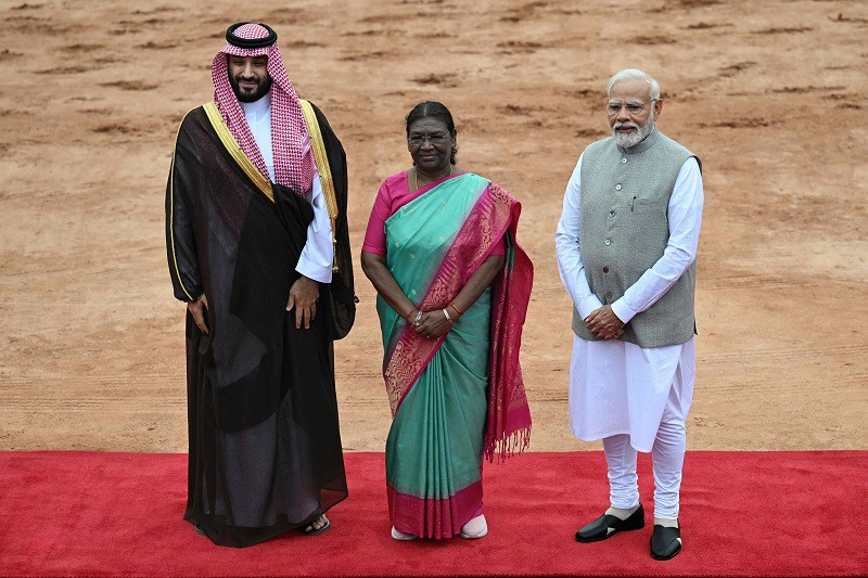 indian president droupadi murmu c along with india s prime minister narendra modi r and his saudi arabian counterpart and crown prince mohammed bin salman during a ceremonial reception at the president house a day after the g20 summit in new delhi on september 11 2023 photo afp