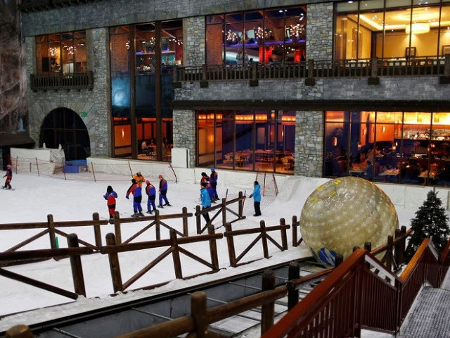 visitors play in the snow in front of restaurants at dubai s indoor mountain themed ski park at emirates mall in dubai september 25 2013 photo reuters visitors play in the snow in front of restaurants at dubai s indoor mountain themed ski park at emirates mall in dubai september 25 2013 photo reuters