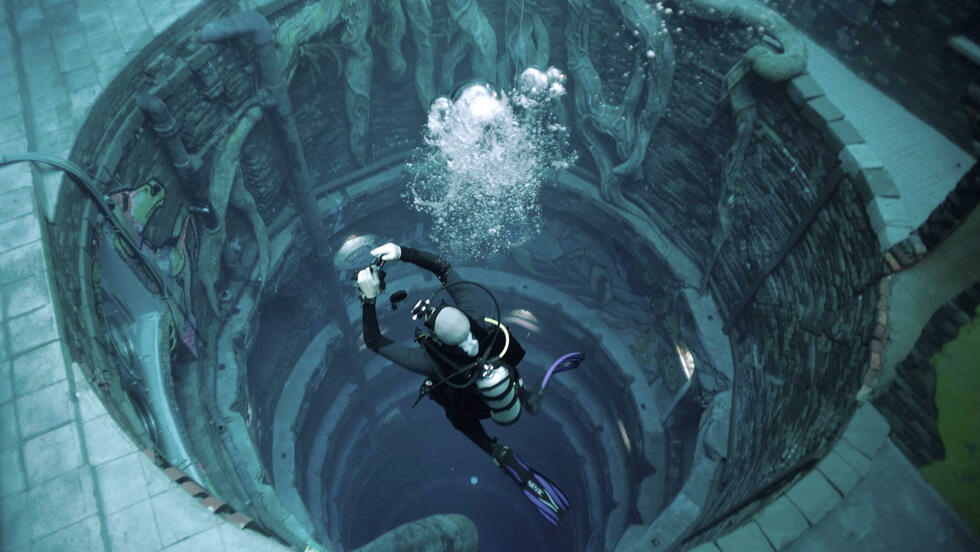 a diver experiences deep dive dubai the deepest swimming pool in the world photo afp