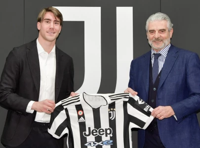 vlahovic completes juventus move