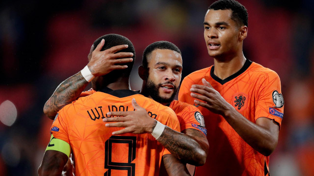 dutch world cup woes deepen after van gaal hurts hip dutch world cup woes deepen after van gaal hurts hip