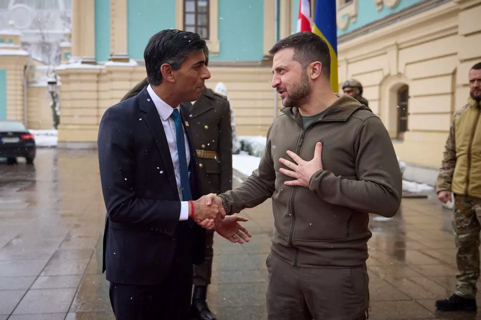 ukraine s president volodymyr zelenskiy shakes hands with british prime minister rishi sunak during his welcome as russia s attack on ukraine continues in kyiv ukraine november 19 2022 reuters ukraine s president volodymyr zelenskiy shakes hands with british prime minister rishi sunak during his welcome as russia s attack on ukraine continues in kyiv ukraine november 19 2022 reuters