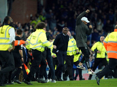 epl managers warn over pitch invasions