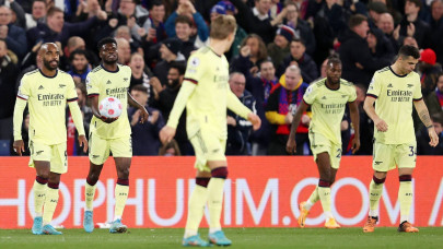 arsenal s top four bid rocked by palace