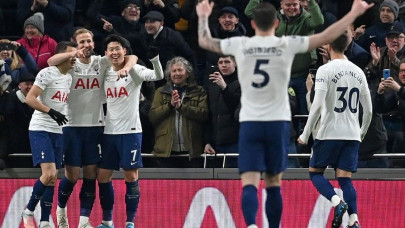 spurs crush everton to boost top four bid